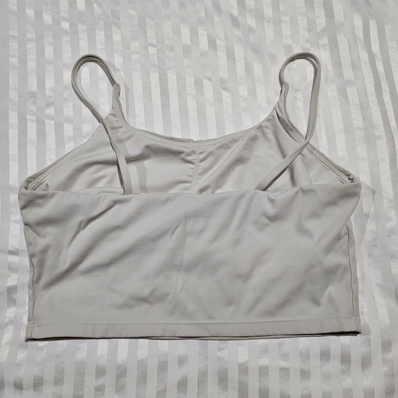 Stylish Black and White Women's Crop Tops - Picture 6 of 8